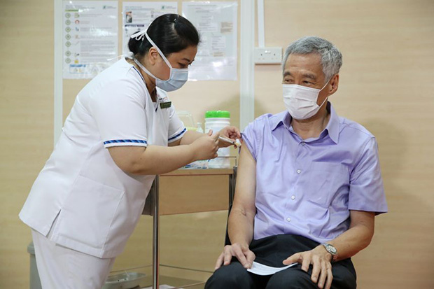  ​PM Lee receiving the Covid-19 vaccine at Singapore General Hospital on Jan 8, 2021. PHOTO MINISTRY OF COMMUNICATIONS AND INFORMATION