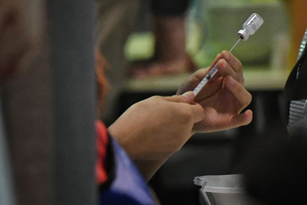  ​A health worker preparing a Covid-19 vaccine shot at Tanjong Pagar Community Club, on June 3, 2021.  PHOTO ST FILE