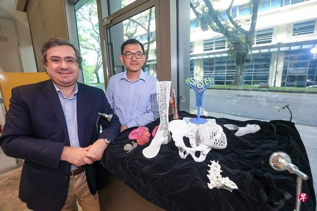  ​南大新加坡3D打印研究中心执行主任​​​​巴托洛教授（左）与中心研究员方纯盛向媒体展示3D打印的足部矫形器、模型，以及植入医疗装置等。（吴先邦摄） 