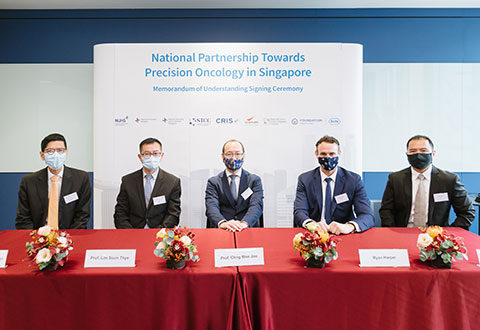 [Left to Right] Professor Tan Chorh Chuan (Chief Health Scientist, Ministry of Health), Professor Lim
Soon Thye (Co-Executive Director of STCC and Deputy Medical Director (Clinical) at NCCS), Professor
Chng Wee Joo (Executive Director of STCC and Director of NCIS), Mr Ryan Harper (General Manager
of Roche Singapore) and Mr Jek Fong (Director, Patient Access and Personalised Healthcare, Roche
Singapore) at the Memorandum of Understanding signing ceremony. The ceremony was witnessed by
Prof Tan. This unique partnership between public and private sector institutions in Singapore aims to
build the foundation for personalised healthcare in Singapore to advance its adoption in cancer care
and help improve health outcomes for people with cancer.